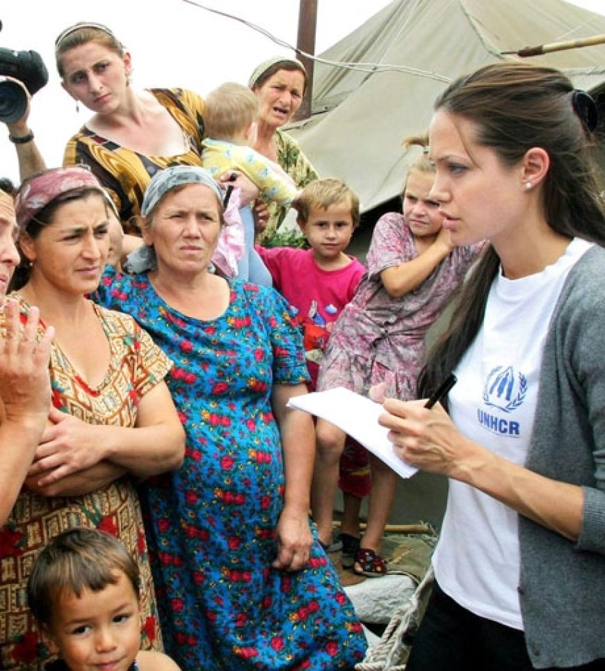Die Schauspielerin spricht am 22.8.2003 im Flüchtlingslager Bella bei dem Dorf Ordschonikidzewskaja in der Teilrepublik Inguschetien mit tschetschenischen Flüchtlingen