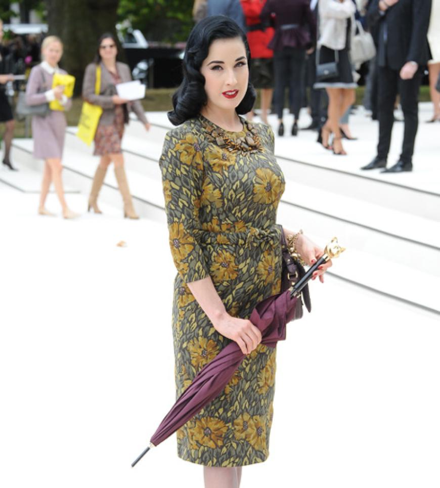 Stilvoll! Burlesque-Queen Dita von Teese hüllt sich in ein Wickelkleid mit Sonnenblumen-Print von Burberry Prorsum.