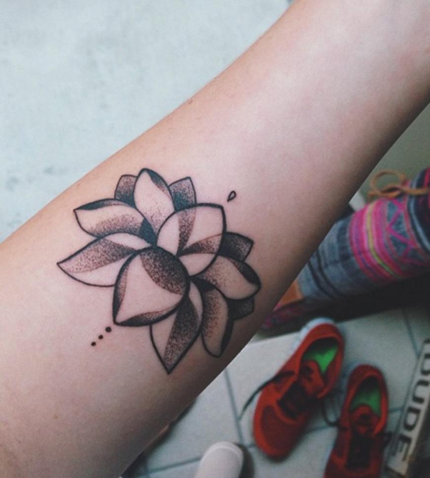 Ein Art Blüte schmückt jetzt den Unterarm eines Promi-Kindes. Es ist Ireland Baldwin, die stolz ihr neues Tattoo auf Instagram postete