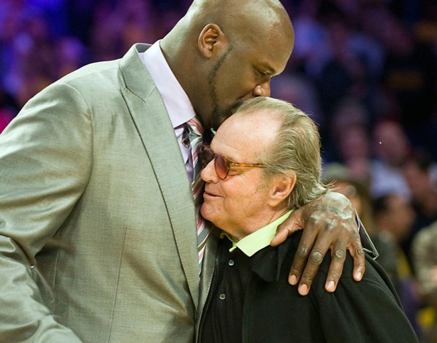 Lustig: Einen dicken Kuss gab es vom Ex-Basketballer Shaquille O'Neal (2,16m) für den