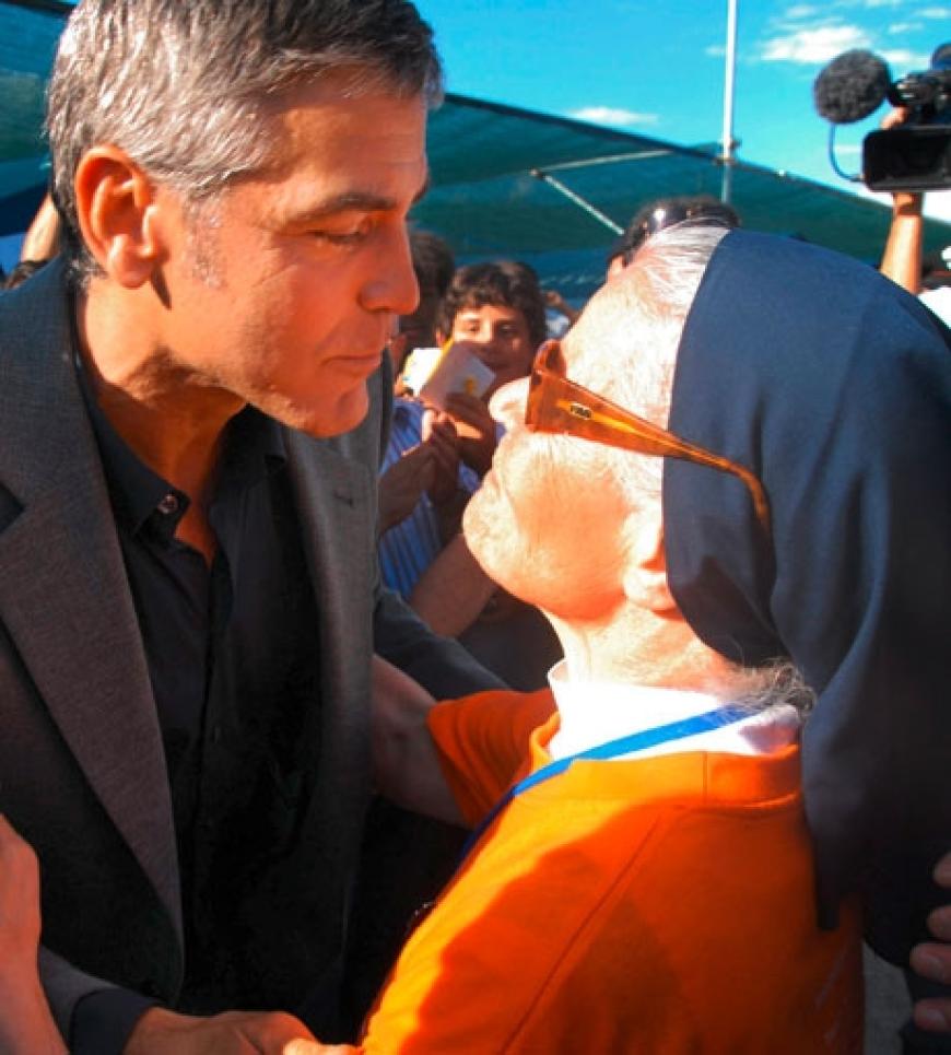 Die Einwohner der italienischen Stadt sind von Clooneys Einsatz gerührt. Eine Nonne umarmt spontan den Schauspieler