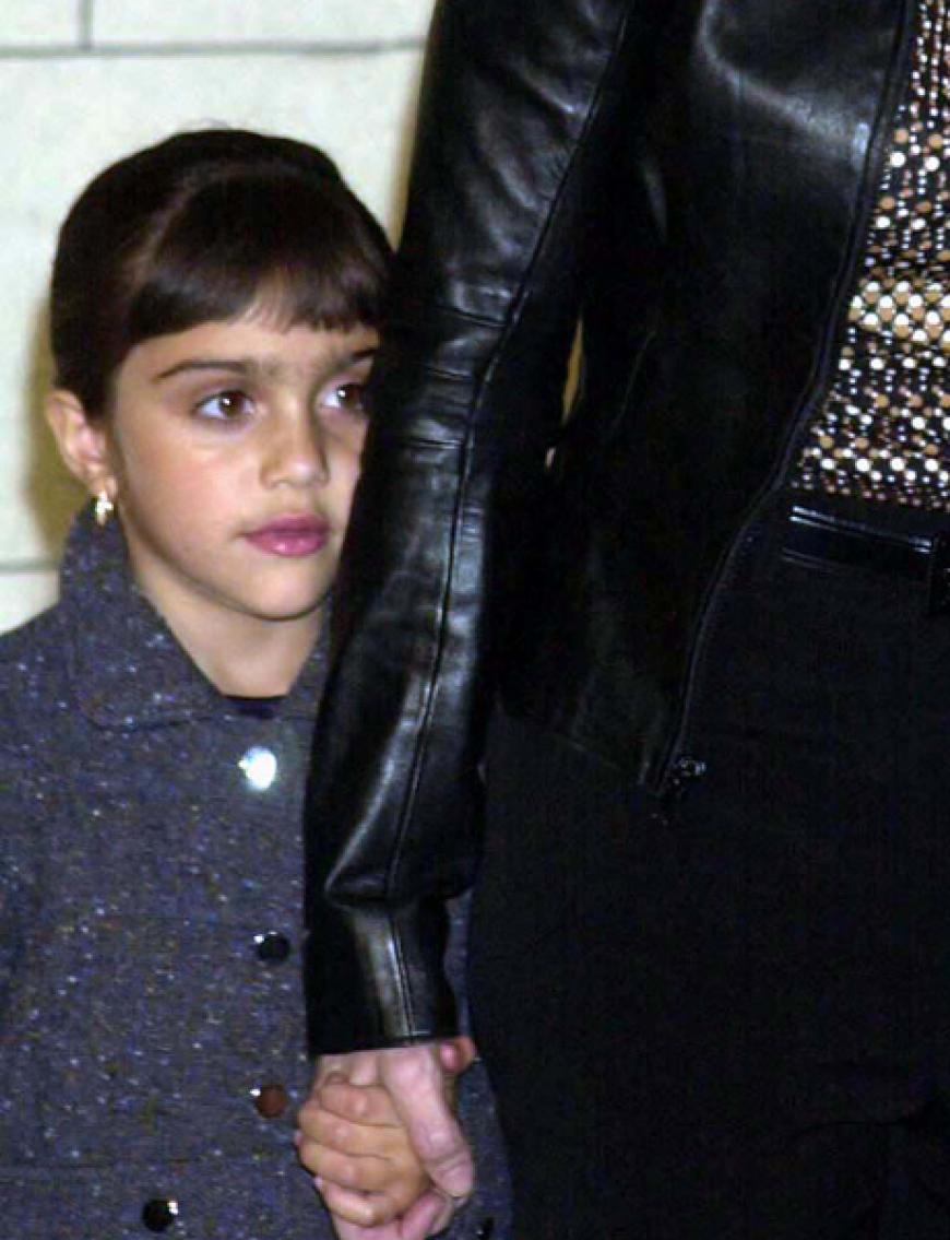 Damals versteckte sich die kleine Lourdes noch schüchtern, hinter ihrer Mutter. Kein Wunder: Ihre Mama ist Pop-Queen Madonna und das Medieninteresse immer riesig