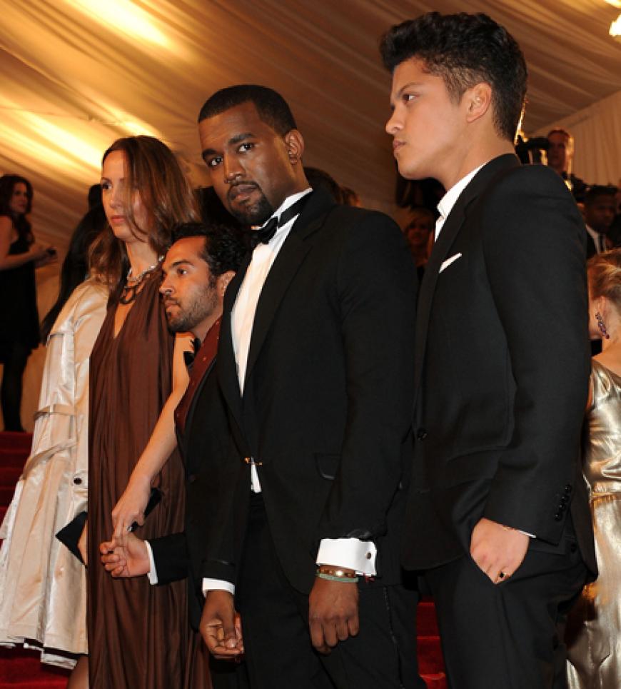 Kanye West und Bruno Mars stellen sich für ein Foto auf