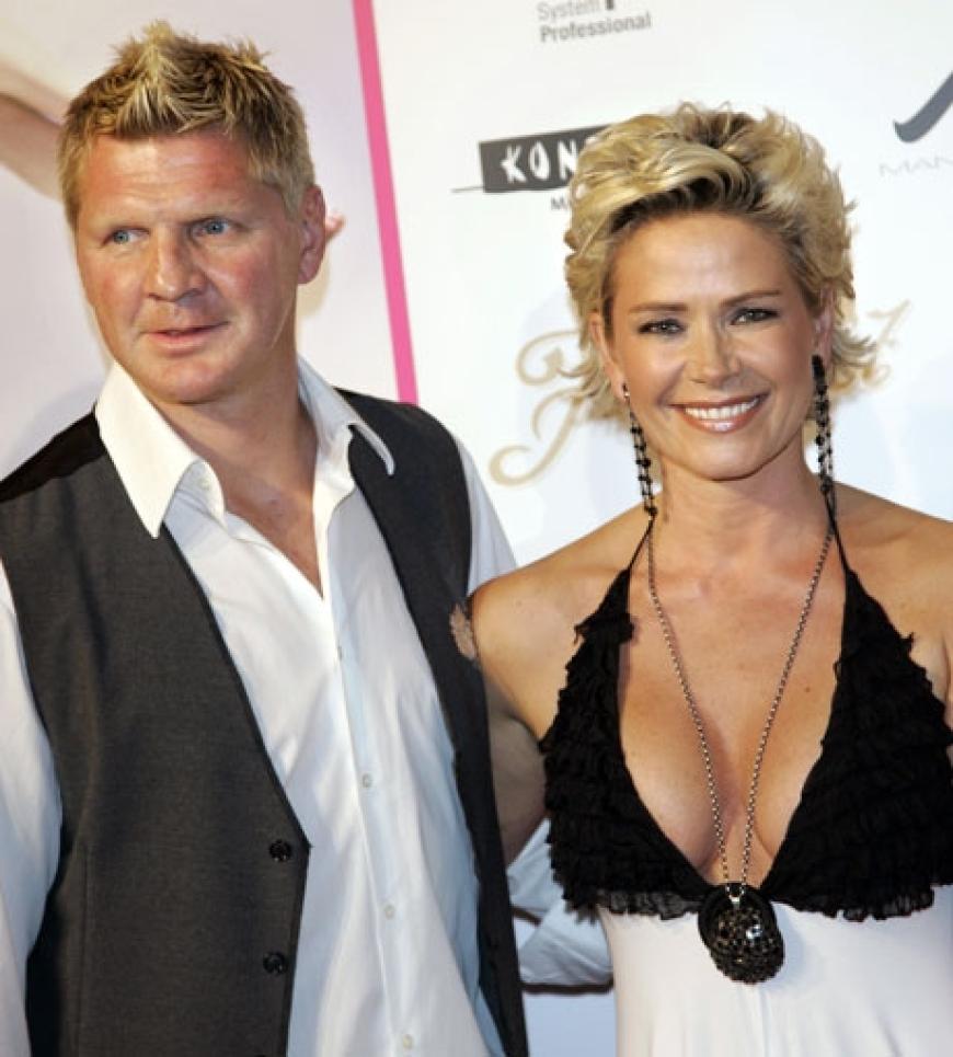 Seit Frühjahr 2008 sind der Ex-Fußballer und das Ex-Model wieder liiert. Claudia hat ihrem Stefan den Seitensprung im Jahr 2007 mit der Nachbarin Trinka Lowe verziehen