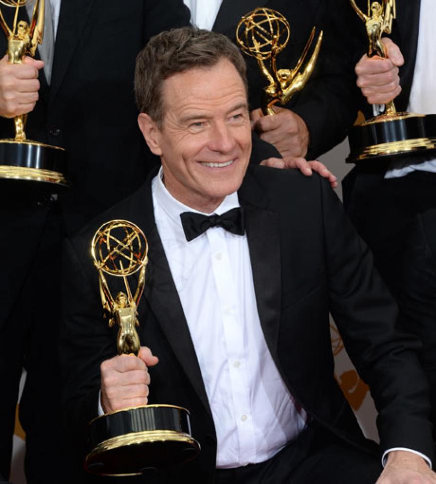 So sieht ein Gewinner aus! Bryan Cranston mit dem Emmy für die beste Serie