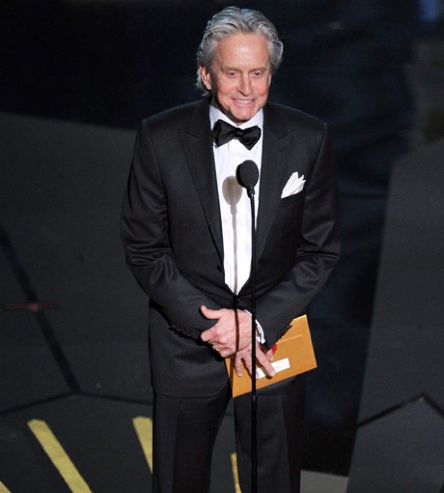 Michael Douglas vergibt den Oscar für die Regie. Gewinnen wird Michel Hazanavicius für