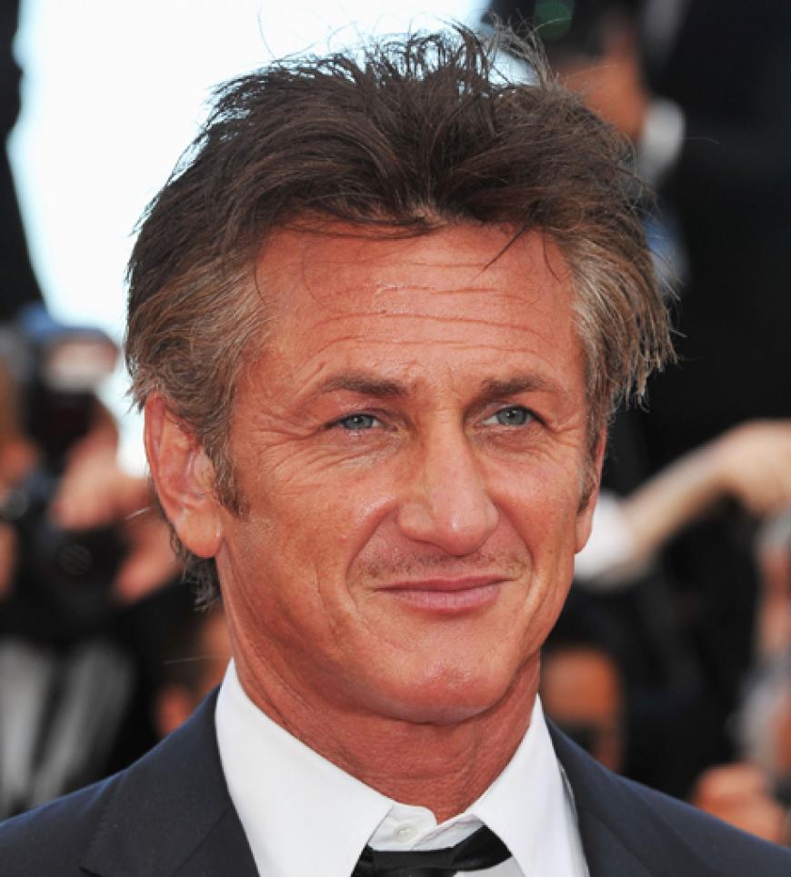 US-Star Sean Penn zeigte sich zwar gut gelaunt auf dem Roten Teppich - leider jedoch ohne seine (angeblich) neue Freundin Scarlett Johansson