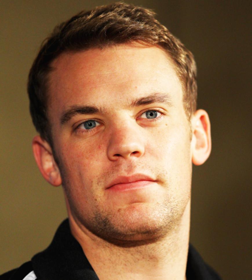 Er ist der Liebling von Online-Volontärin Sarah: Deutschlands Keeper Manuel Neuer. Der 1,90 Meter große Star vom FC Bayern München begeistert mit starken Armen und seinem verschmitzten Lächeln