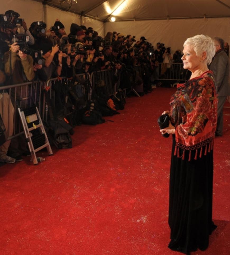 Judy Dench im Blitzlichtgewitter der Fotografen