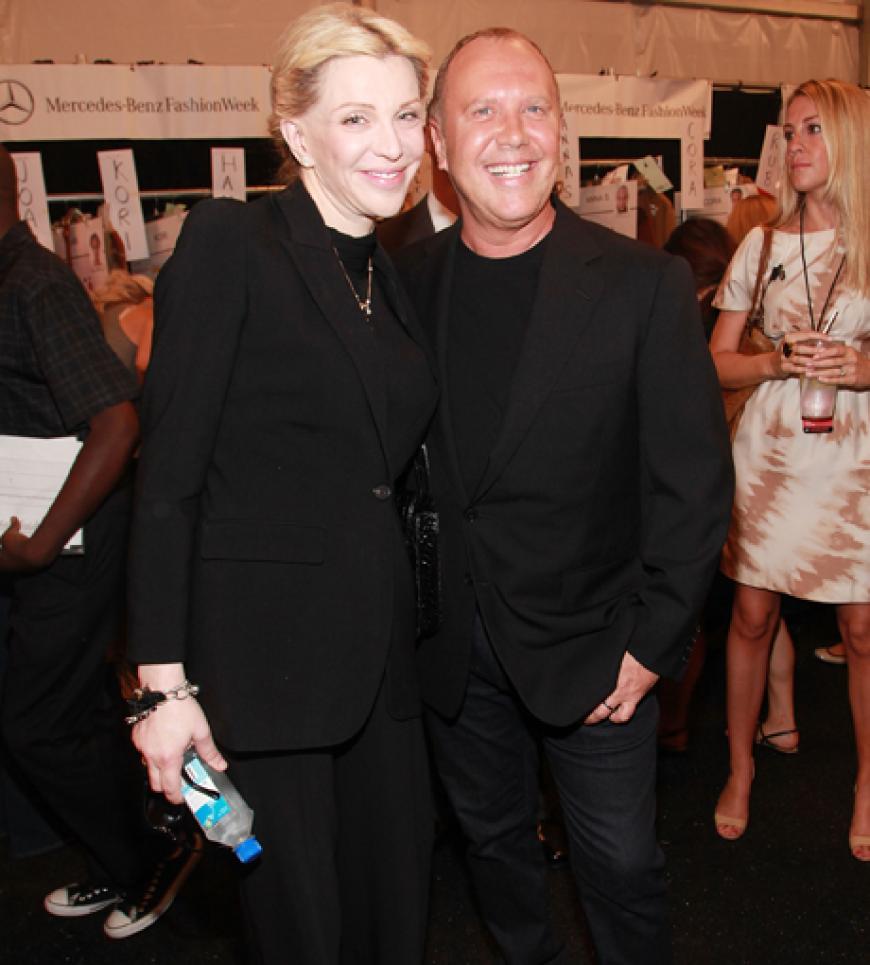 Ungewöhnlcih farblos: Courteney Love stattet Michael Kors einen Besuch ab
