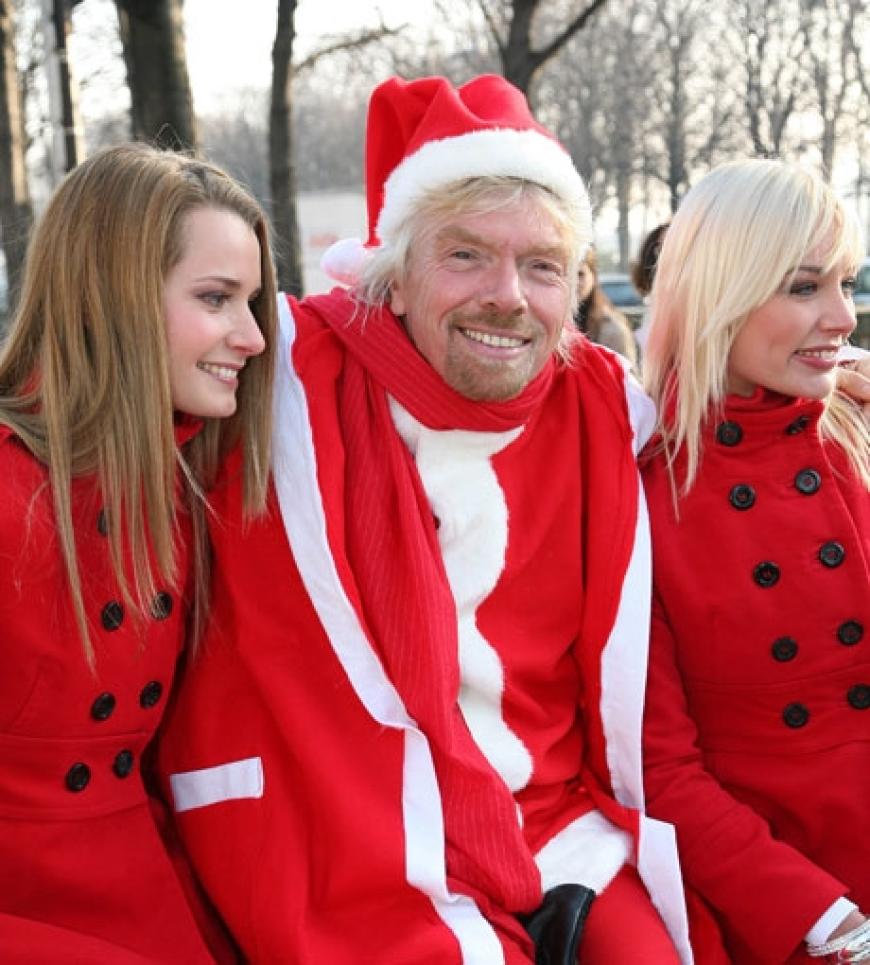 Hahn im Korb: Multi-Milliardär Richard Branson strahlt über das ganze Gesicht. Kein Wunder bei der Begleitung ...