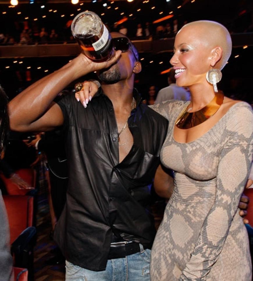 Betrunken? Kanye West hatte immer eine Flasche Alkohol in der Hand und trank schon auf dem roten Teppich große Mengen