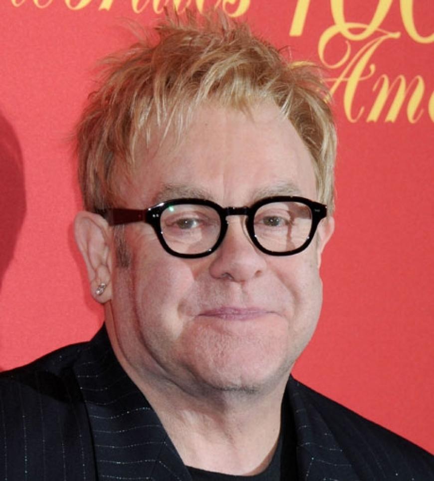 Nicht nur Frauen, sondern auch viele Männer tragen begeistert Schmuck. Einer davon: Sir Elton John. Er kam aber mit dezentem Ohrschmuck zur Gala