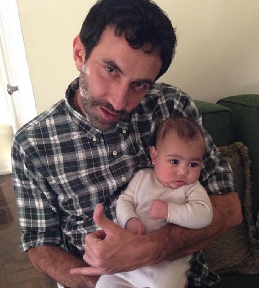 Nori auf dem Schoß von Givenchy-Chefdesigner Riccardo Tisci