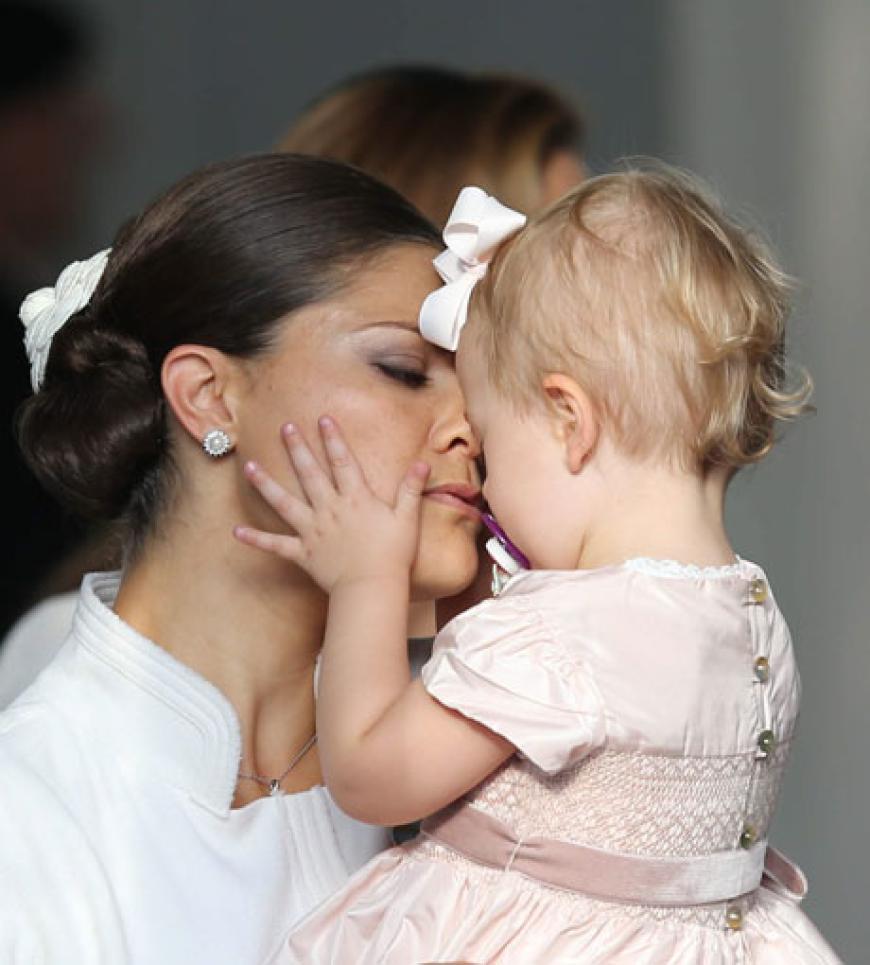 Da kriegt man ja Kinderwunsch! Estelle kuschelt sich gaaaanz nah an Mama Victoria