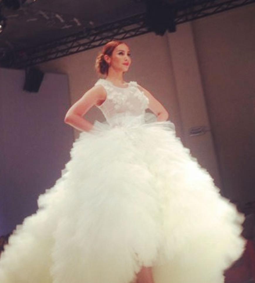 Sila Sahin präsentiert auf Instagram ihr Kleid von Anna Medina Kania bei der Lavera Fashion-Show