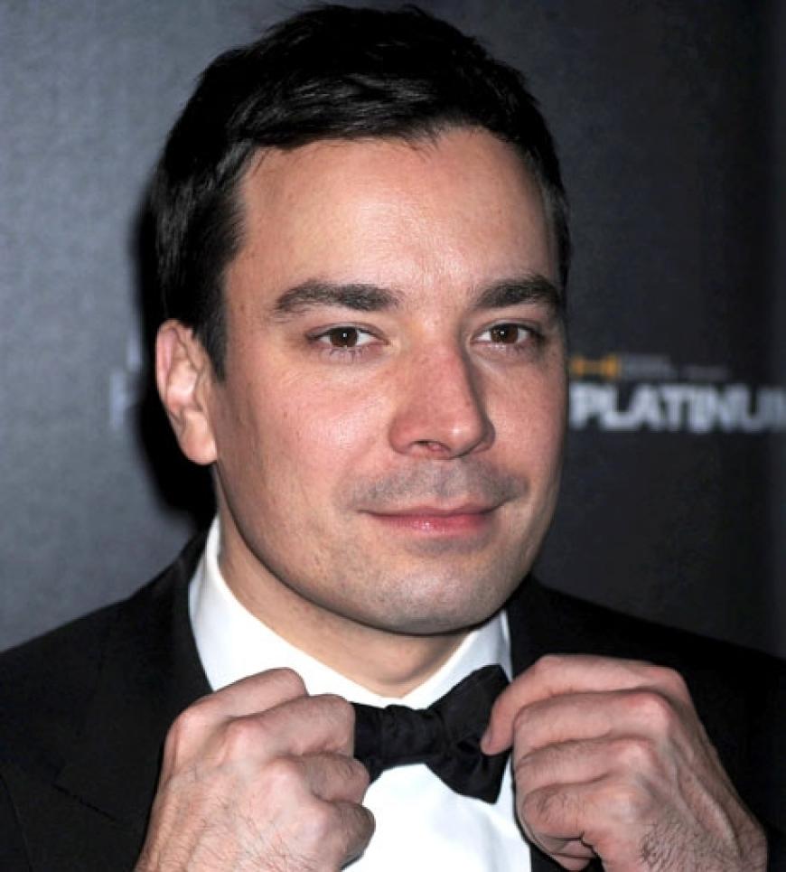 Komiker Jimmy Fallon richtet sich noch schnell das Outfit