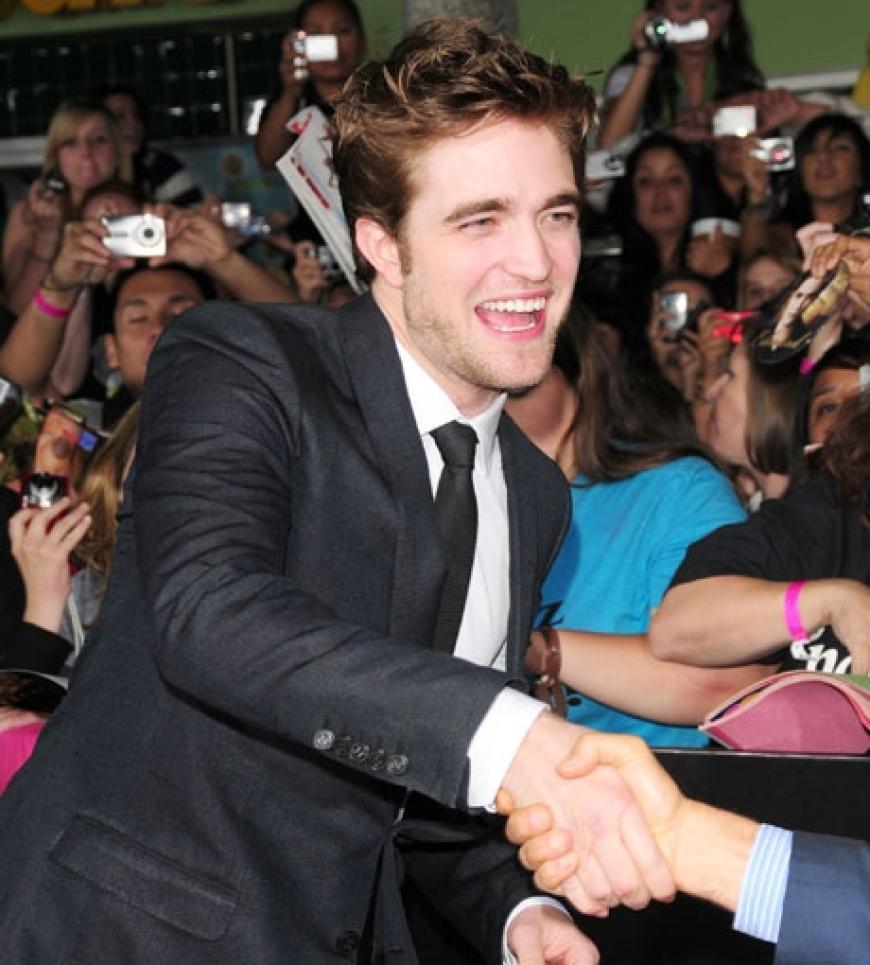 Ein sichtlich gut gelaunter Robert Pattinson schüttelt fleißig Hände der wartenden Fans