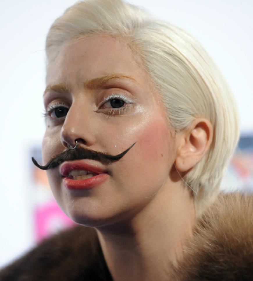 Lady Gaga liebt die Veränderung - und wir lieben den Überraschungseffekt, mit dem sie uns immer wieder begeistert. In Berlin zeigte sich die Sängerin im Oktober 2013 mit Schnauzer!