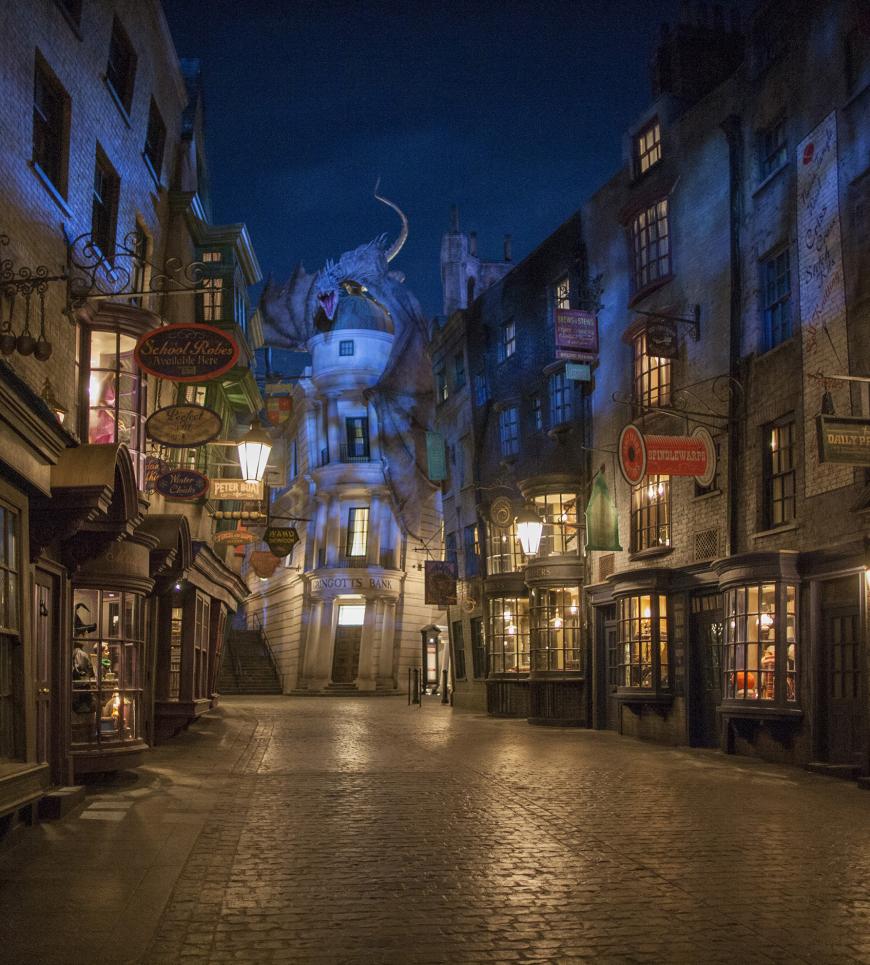 Die Winkelgasse bei Nacht wirkt erstaunlich zauberhaft, nicht wahr? Unter dem Drachen kann man die Bank Gringotts erkunden
