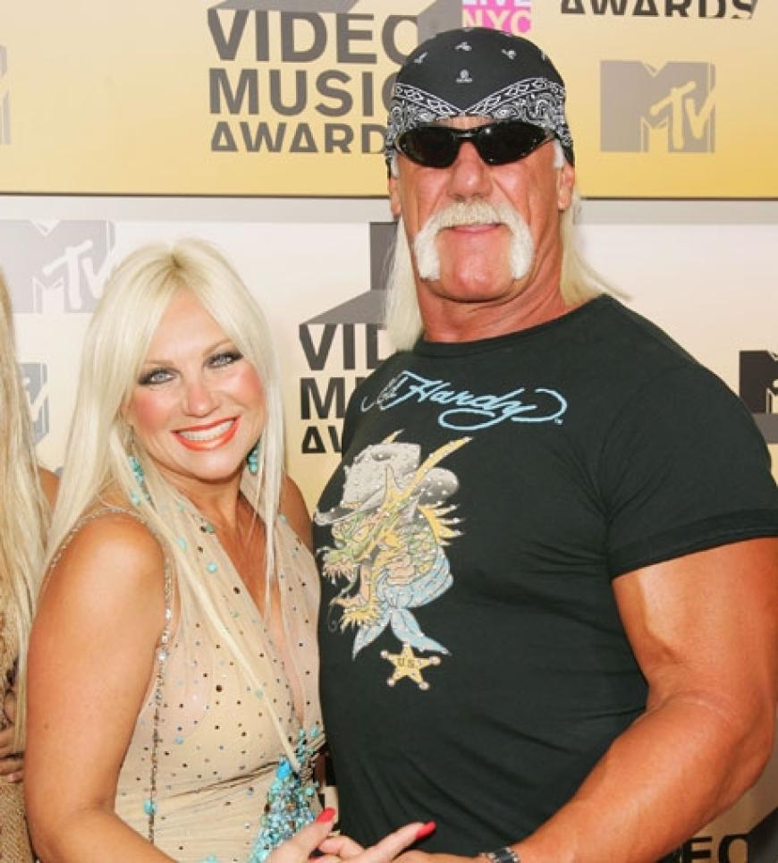 Linda Hogan reichte 2007 nach 24 Ehejahren die Scheidung ein. Hulk Hogan selbst erfuhr davon durch die Presse. Er sagte später, er habe beim Wrestling nie derart fiese Tricks erlebt, wie sie seine Frau bei der Scheidung anwendete