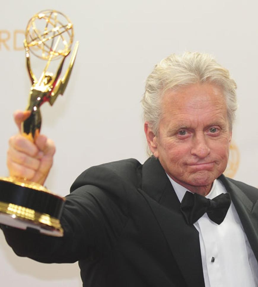 Wirklich gesund und glücklich sieht Michael Douglas nicht aus. Er dankte seiner Frau Catherine Zeta Jones, von der er derzeit getrennt lebt, für ihre Unterstützung. Er gewann für seine Rolle im TV-Film