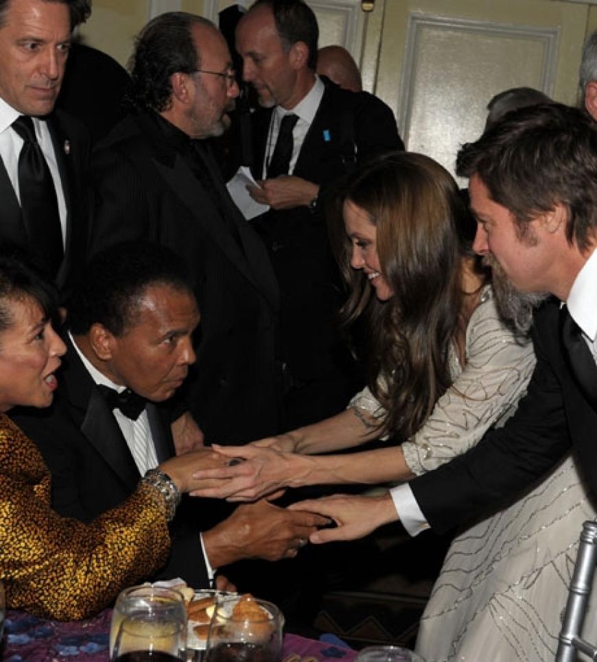 Angelina Jolie und Brad Pitt begrüßen die Familie von Muhammad Ali