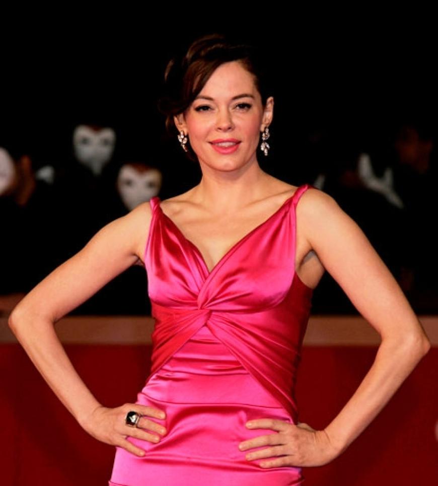Lady in Pink: Schauspielerin Rose McGowan trug ein Kleid von Dolce & Gabbana