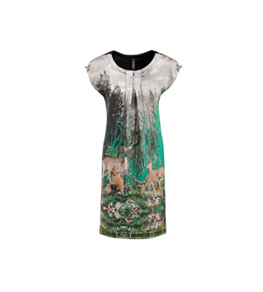 Das Kleid mit Wald-Print kann im Sommer mit Sandalen und auch im Winter mit Strick-Strumpfhose und Boots getragen werden. Über marc-cain.com, für ca. 280 Euro zu bestellen