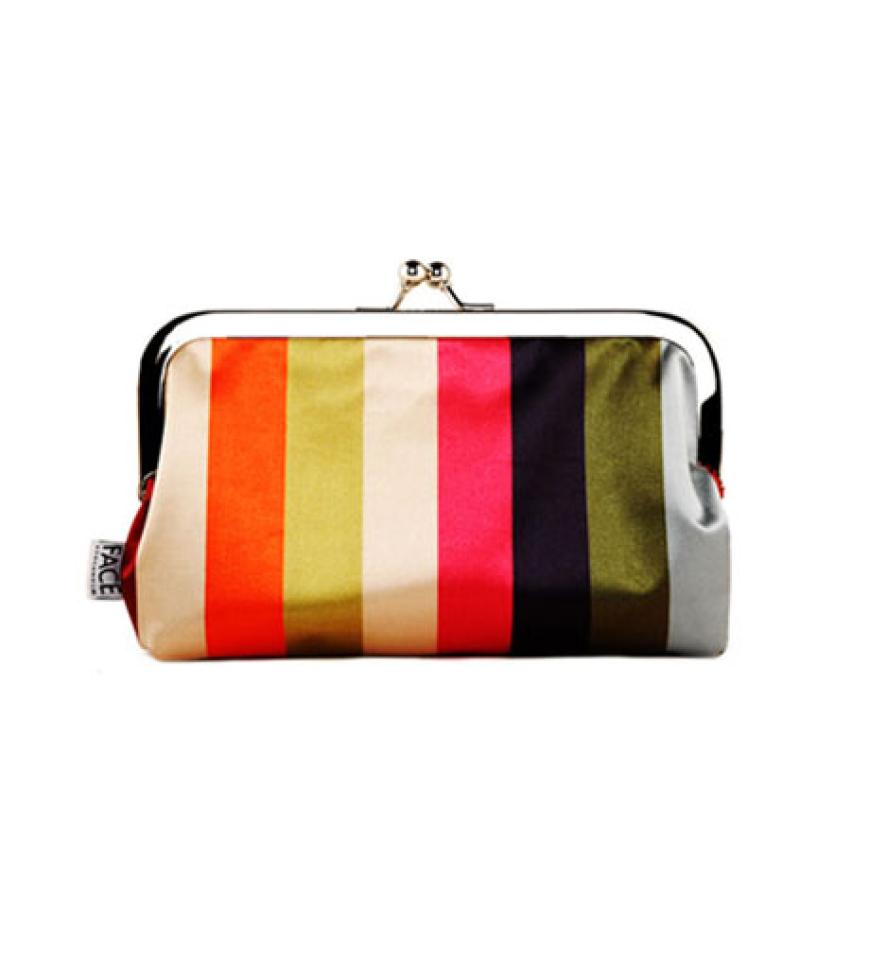 Wir wollen einfach nicht mehr ohne diese entzückende Make-up-Tasche leben. Es passt alles rein, was man so für unterwegs braucht und stylisher kann man seine kleinen Helferlein kaum verstauen.