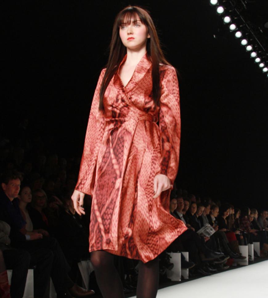 Auch richtige Supermodels präsentieren die Mode der deutschen Designer. Lily Cole bei Anja Gockel