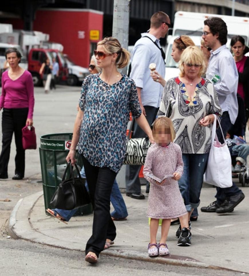Mit den Kids durch die amerikanische City - das immer runder werdende Babybäuchlein steht der 36-jährigen Model-Mama sehr gut