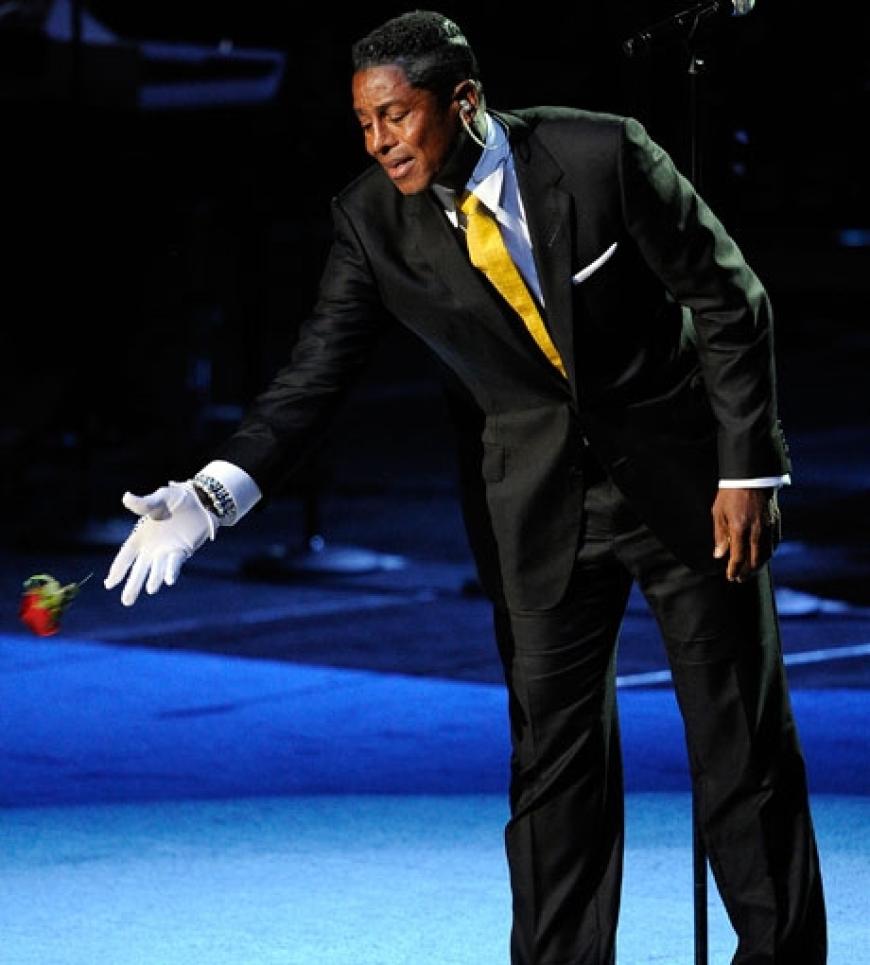 Jermaine Jackson wirft eine Rose auf den Sarg seines verstorbenen Bruders