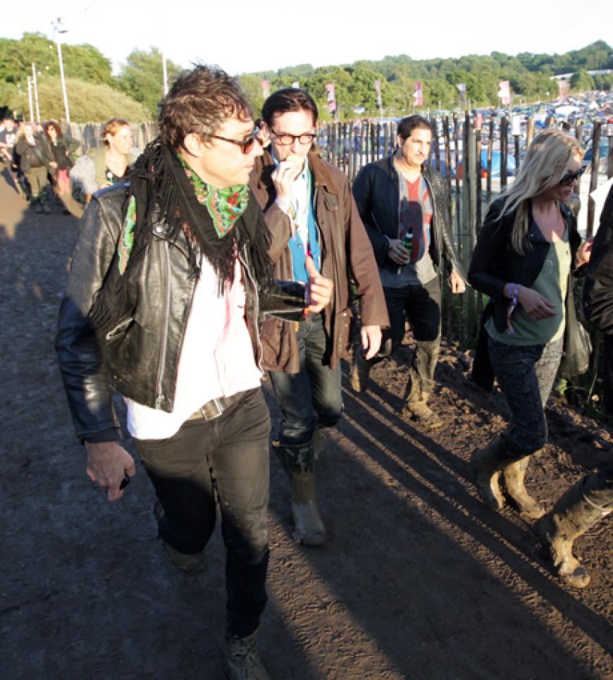 Gleiches Festival, gleiche Frau, anderer Mann: Auch mit ihrm Bald-Ehemann Jamie Hince besucht Miss Moss gerne das Glastonbury-Festival