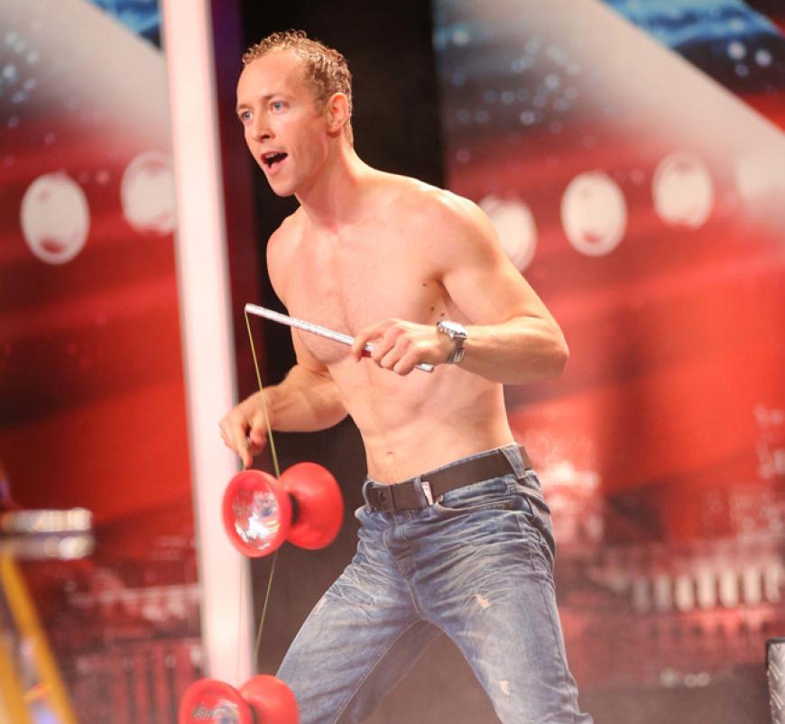 Die erste 'Das Supertalent'-Show am Samstag, 28, September. Adrian Mathias alias 'Mr. Wow' versucht die Jury, mit Kunststücken zu beeindrucken
