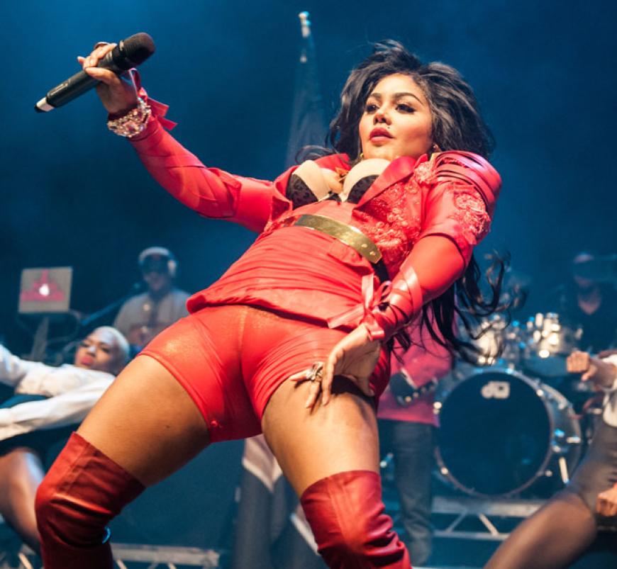 Auch ihre Performance sieht in diesem Outfit alles andere als vorteilhaft aus