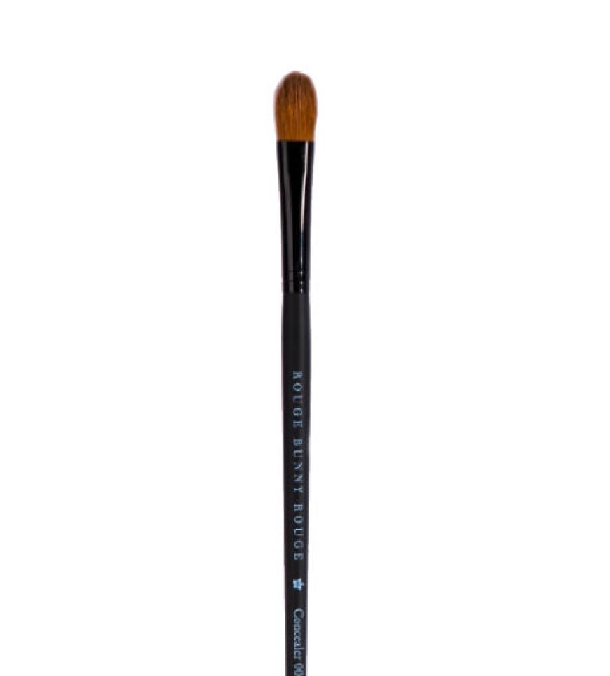 Concealer: Der Concealer´pinsel aus Zobelhaar von Rouge Bunny Rouge, ca. 25 Euro, hilft, kleine Unebenheiten zu verbergen und Augen´schatten aus´zugleichen