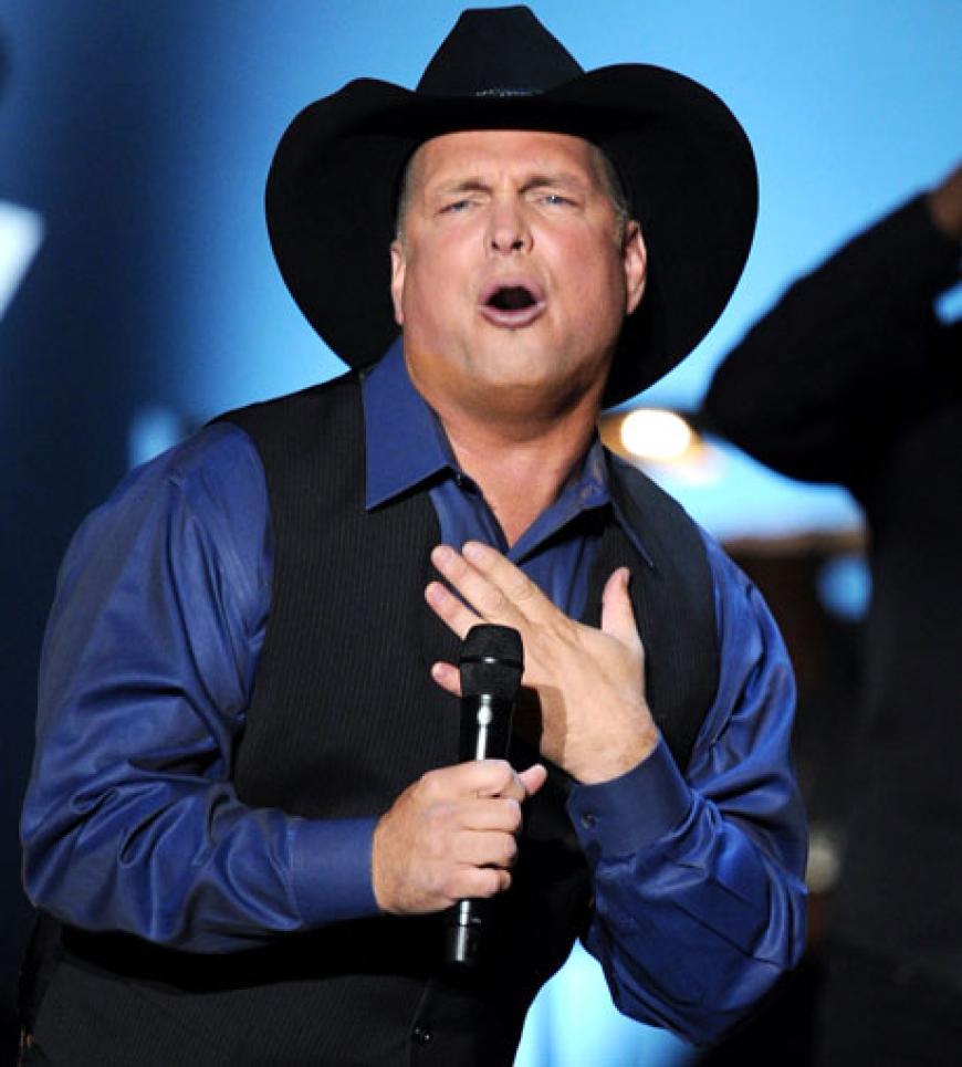 Der amerikanische Country-Sänger Garth Brooks performte ebenfalls zu Ehren des großen Hollywood-Stars