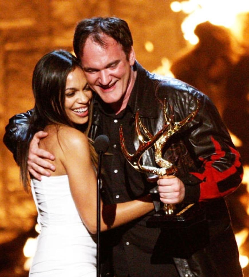 Regisseur Quentin Tarantino freute sich über seinen Preis und knuddelte die Schauspielerin