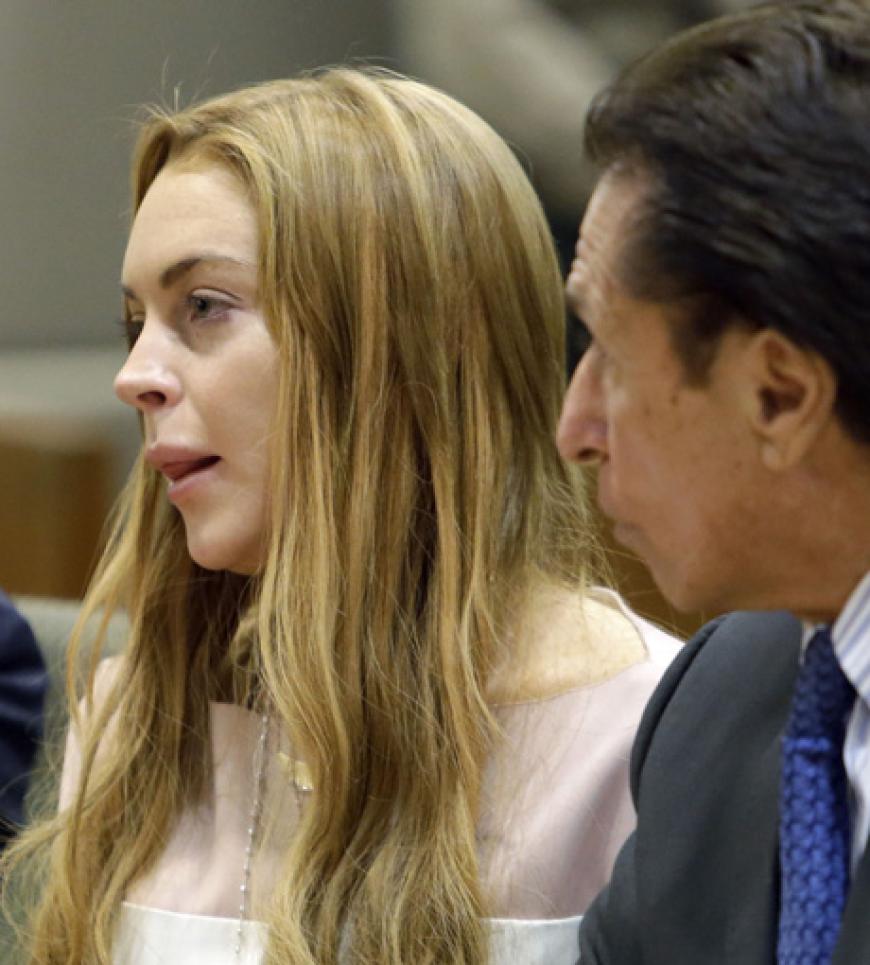 Lindsay Lohan hatte nach einem Autounfall behauptet, nicht am Steuer des Porsches gesessen zu haben. Doch diese Aussage war falsch. Die Staatsanwaltschaft in Santa Monica klagte sie dann wegen