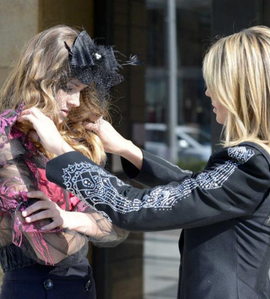 Heidi Klum legt noch mal Hand bei Christines Outfit an