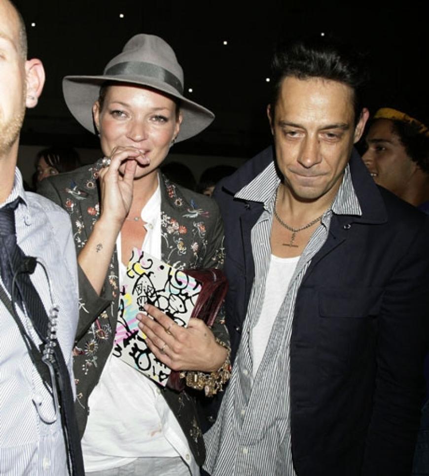 Gut behütet: Kate Moss und ihr Freund Jamie Hince dürfen bei der London Fashion Week natürlich nicht fehlen