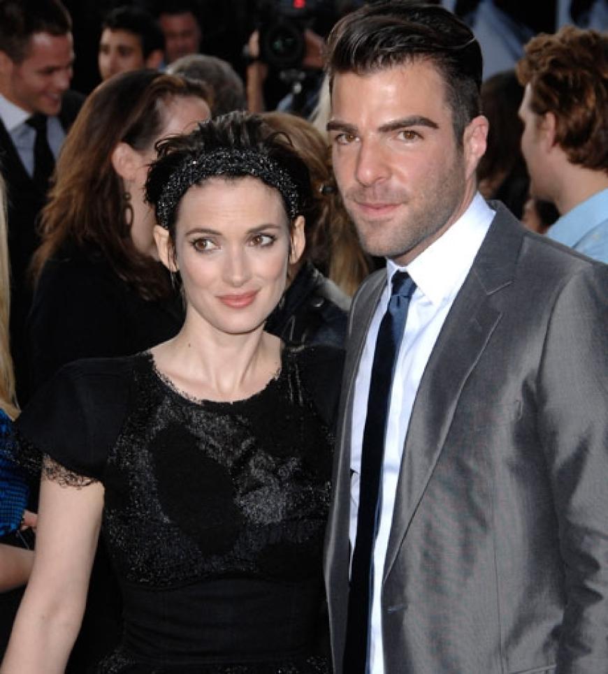 Mutter und Sohn: Schauspielerin Winona Ryder lehnt sich an Zachary Quinto. Sie spielt die Mutter von Mr. Spock