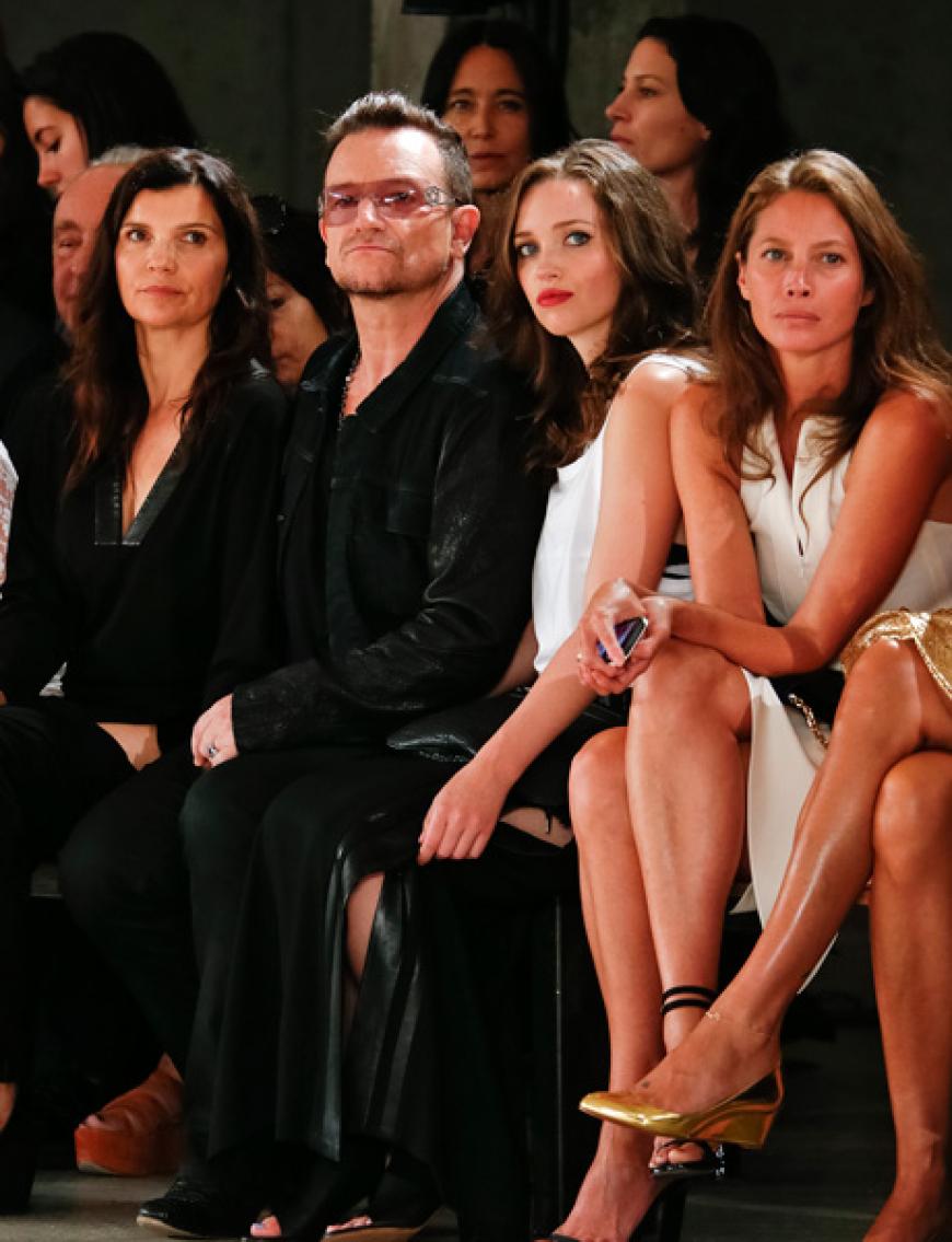 Bono mit Ehefrau Ali Hewson (li.) und Tochter Jordan Hewson und Model Christy Turlington in der Frontrow bei Edun