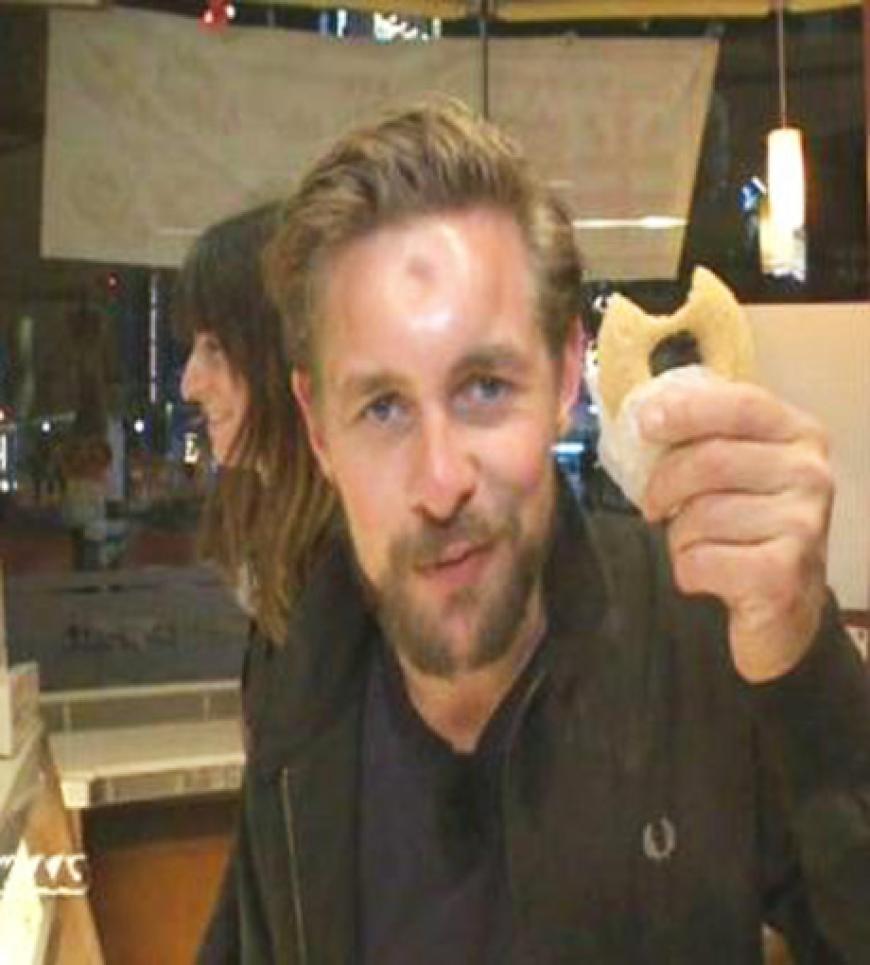 Guten Appetit! Klaas isst mit dem Bagelhead einen Donut