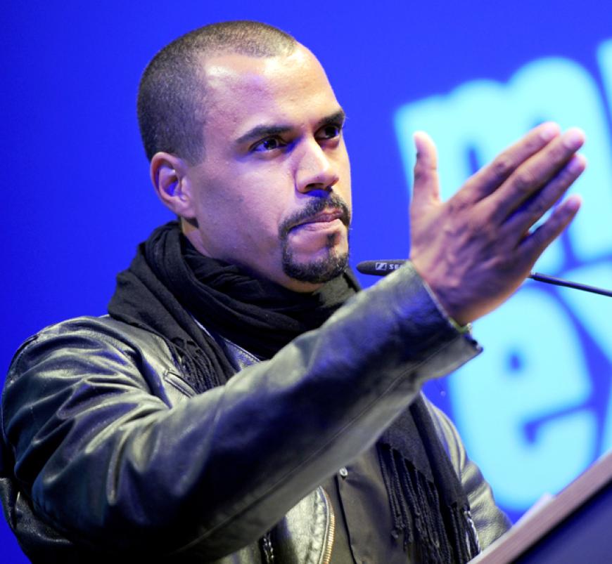 Moderator Patrice Bouedibela moderierte die Laudatio für die Kategorie