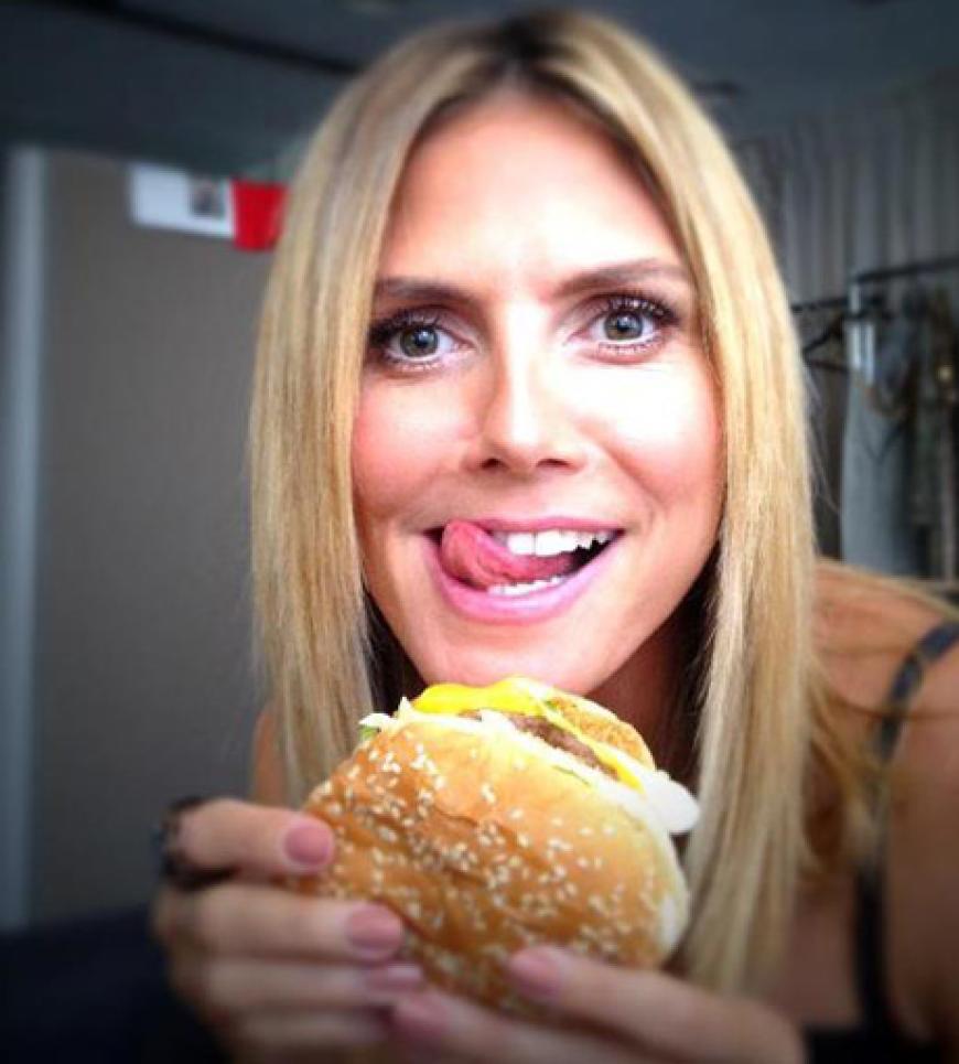 Yummie! Heidi Klum zeigt, dass sie auch richtig essen kann und beweist das auf einem Foto, das sie gepostet hat. Lass es dir schmecken, Heidi!