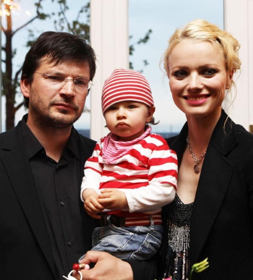 Franziska Knuppe und ihr Ehemann Christian Moestl, mit der gemeinsamen Tochter Mathilda