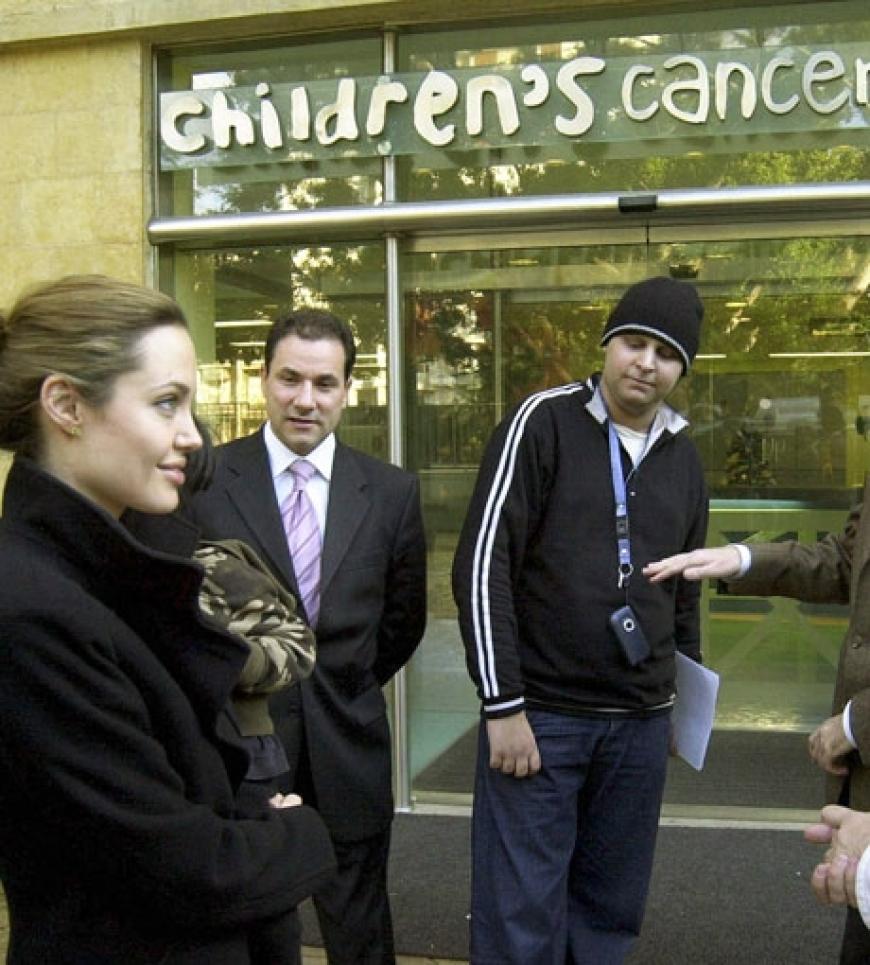 Am 25. Dezember 2004 besucht Angelina zusammen mit ihrem Adoptivsohn Maddox ein Krebs-Kinderkrankenhaus in Beirut