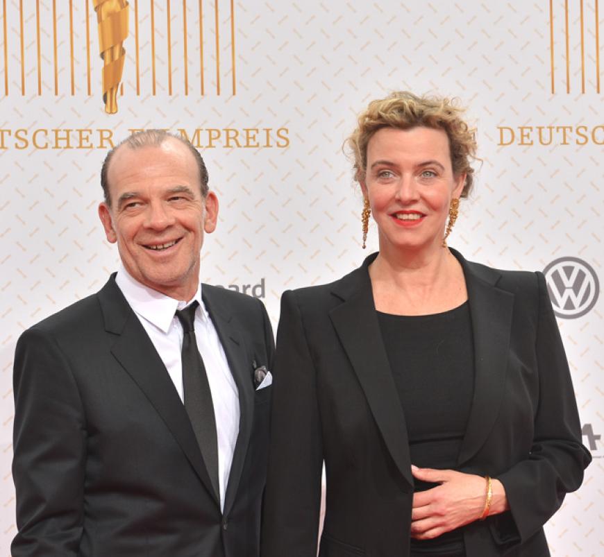 Privat sind die beiden - Überraschung - kein Paar. Wuttke´ lebt stattdessen mit der Schauspielerin Margarita Broich´ und den zwei gemeinsamen Söhnen in Berlin